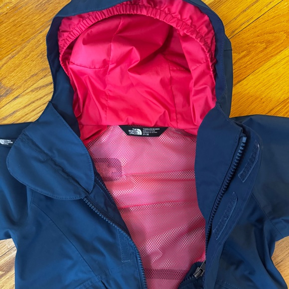 3 in 1 North Face Jacket size 3T. Excellent condition. - Picture 5 of 7